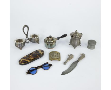 Various lot with a case with spectacles in tortoiseshell, buckle with eagle Infantry, silver and silver plated, pewter box Gu