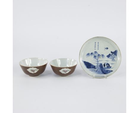 Collection of Chinese porcelain, blue and white plate with landscape decoration and 2 Capuchin bowlsCollectie Chinees porsele