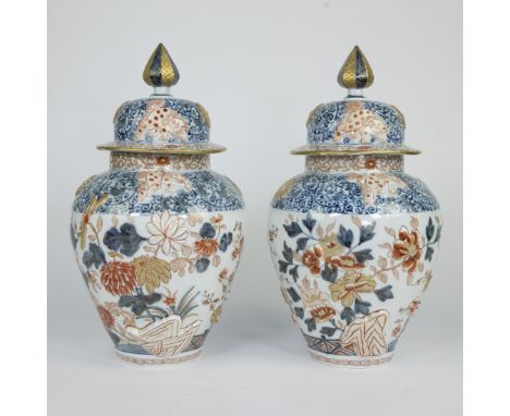Pair of porcelain dekselvazen in the Imari style, Samson, France, germany, early 20th century, polychrome decorated with onde