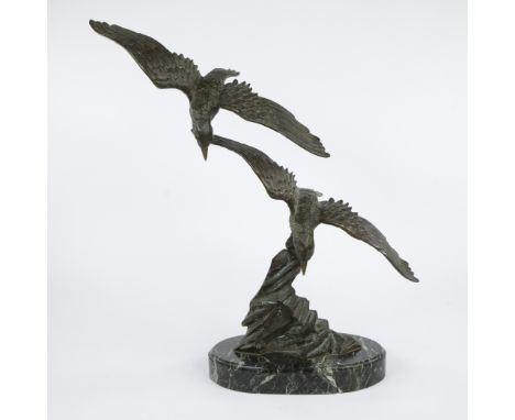 E. TISSOT, bronze sculpture 'Oiseaux en voles' on marble base, signed and with foundry stamp bronze JBDE. TISSOT, bronzen scu