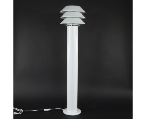 Scandinavian modernist floor or garden lamp in white painted metalScandinavische modernistische vloer- of tuinlamp in wit gel