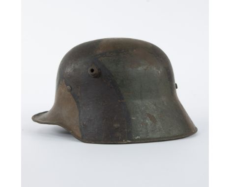 WW1 German M-18 Camouflaged Steel Combat HelmetDuitse M-18 gecamoufleerde stalen gevechtshelm uit WO117.5 x 30 x 23.5 cm