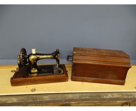 Vintage Singer sewing machine in case&nbsp;