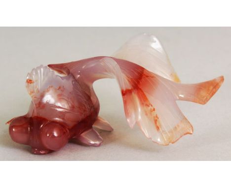 A SMALL CHINESE CARVED GREY & RUSSET AGATE MODEL OF AN ANGEL FISH, 2.25in long.