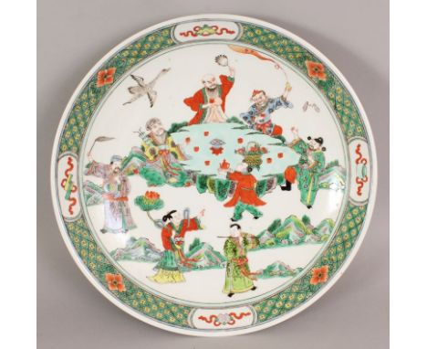 A GOOD QUALITY EARLY 20TH CENTURY CHINESE FAMILLE VERTE PORCELAIN DISH, of saucer shape, painted with seven Immortals and a b