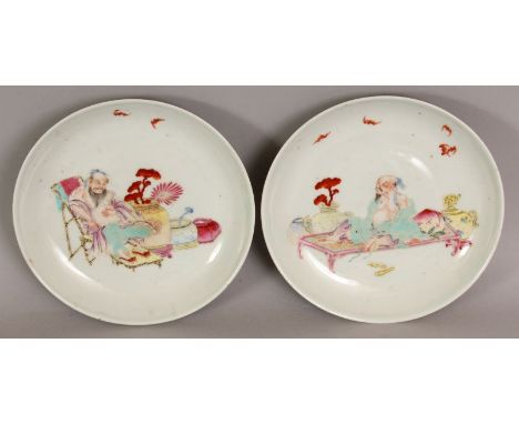 A PAIR OF CHINESE FAMILLE ROSE PORCELAIN DISHES, of saucer shape, each painted with a scene of a reclining sage, 6.1in diamet
