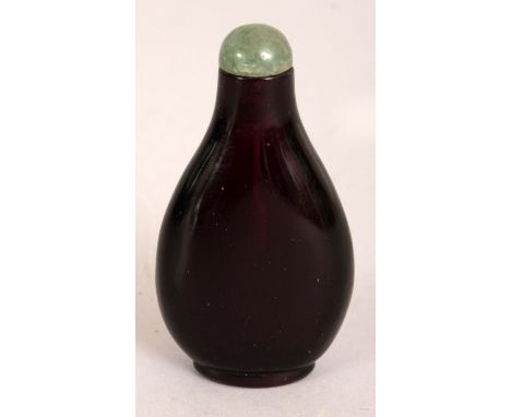 A CHINESE AMETHYST GLASS SNUFF BOTTLE & GREEN BOWENITE STOPPER, 2.9in high.
