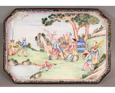 A GOOD QUALITY 18TH CENTURY CHINESE QIANLONG PERIOD CANTON ENAMEL TRAY, of chamfered rectangular form, decorated with a figur