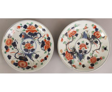 A PAIR OF CHINESE KANGXI PERIOD FAMILLE VERTE-IMARI PORCELAIN SAUCER DISHES, each painted with arrangements of peony and chry