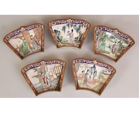 A GROUP OF FIVE GOOD QUALITY 20TH CENTURY CANTON ENAMEL DISHES, each shaped dish decorated in a retrospective style with a fi