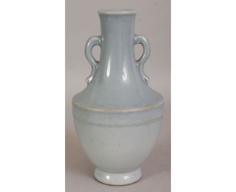 A GOOD QUALITY 18TH/19TH CENTURY CHINESE CLAIRE-DE-LUNE PORCELAIN VASE, the neck with simple scroll handles, the base with a 