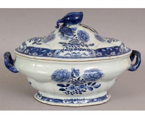 AN 18TH CENTURY CHINESE QIANLONG PERIOD BLUE & WHITE MOULDED OVAL PORCELAIN TUREEN & COVER, with a peach-form finial and pain