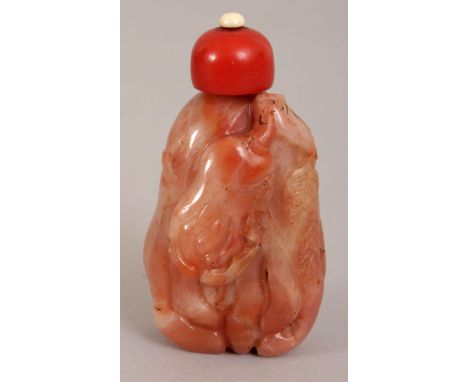 A GOOD QUALITY CHINESE PINK AGATE SNUFF BOTTLE & CORAL STOPPER, the stopper surmounted by an ivory button, the agate carved i