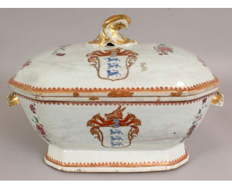 AN 18TH CENTURY CHINESE FAMILLE ROSE PORCELAIN QIANLONG PERIOD ARMORIAL PORCELAIN TUREEN & COVER, the armorial motif in the f