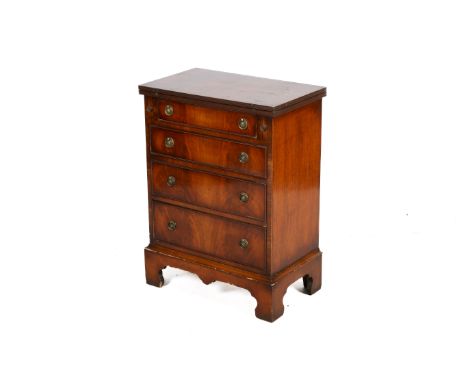 An early 20th century mahogany bachelor's chest of drawers. Having a bank of four graduating drawers with a pull out brushing