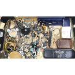 A collection of costume jewellery to include watches, necklaces, broaches, bracelets, etc (1 tray)