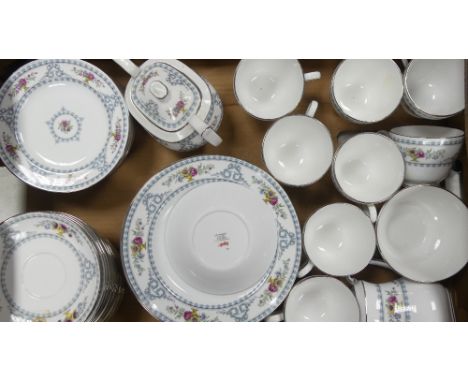 Spode Versailles tea ware to include cups, saucers, side plates, salad plates, milk jug, sugar bowl, lidded sugar bowl, etc (