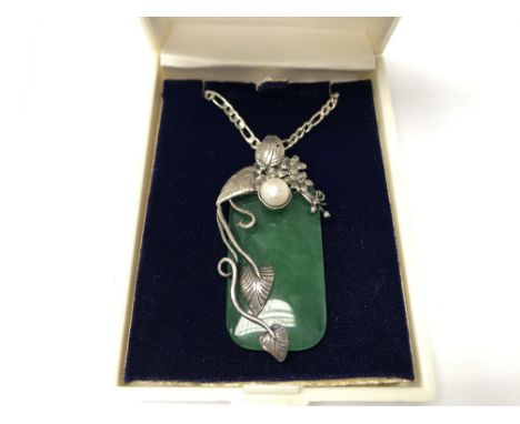 A silver 925 chain with jade and cultured pearl pendant.