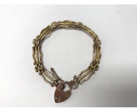 A 9ct gold gate bracelet with a padlock clasp. Weight approx 11.5g