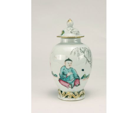 Famille rose porcelainChina, Qing Dynasty, Qian Long period (1736 - 1795)Dimensions: Height 13 cm Bore 4 cmWeight: 212,8 gram