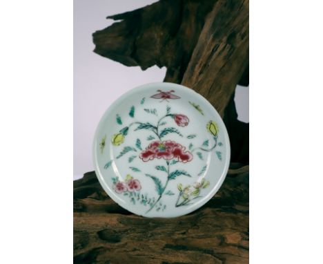 Famille rose porcelain China, Qing Dynasty, Yong Zheng period (1725 - 1735)Dimensions: Height 1,5 cm Diameter 10 cmWeight: 38