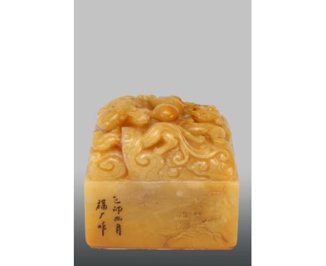 Shou shan stone seal China, late Qing to Min Guo (1911-1949) Dimensions: Height 5,3 cm Width 6,2 cm Depth 5,8 cm Weight: 330 