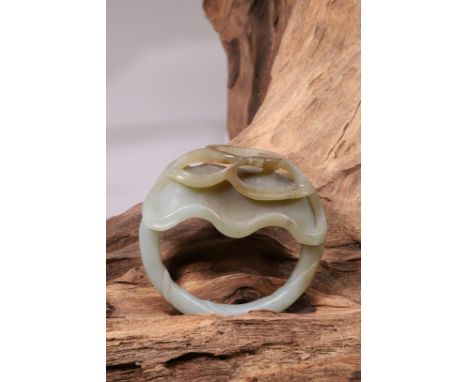 JadeChinaDimensions: Height 5 cm Wide 5,3 cmWeight: 31,3 gramsDouble finger ring made of Jade (index and middle finger ) with