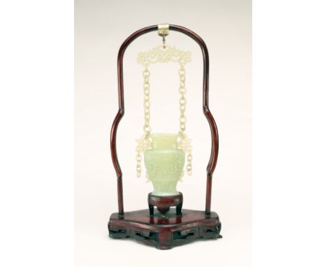JadeChina, Min Guo Period (1911-1949)Dimensions: Height 12,5 cm, Bore 4,5 cmWeight: 476 gramsA Jade carved bottle with orname