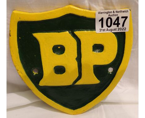 Cast iron BP shield, W: 15 cm. P&amp;P Group 2 (£18+VAT for the first lot and £3+VAT for subsequent lots) 