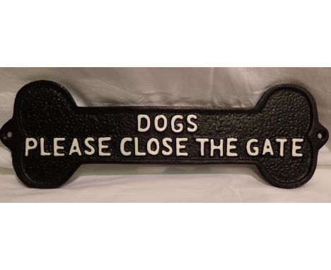 Cast iron Dogs, please close the gate sign, L: 32 cm. P&amp;P Group 1 (£14+VAT for the first lot and £1+VAT for subsequent lo