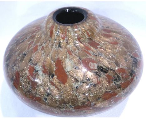 Squat Art Glass vase, H: 12 cm. P&amp;P Group 1 (£14+VAT for the first lot and £1+VAT for subsequent lots) 