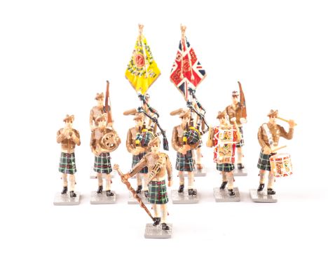 Seaforth Highlanders, at slope (21 inc 2 officers and flag bearers), bandsmen (25), pipe and drumsmen (16), VG, (62) 
