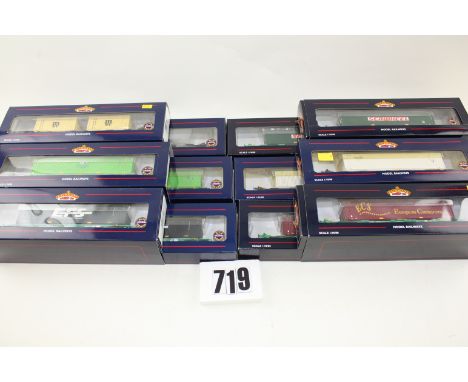 Bachmann OO Gauge Intermodal Bogie Wagons: 12 wagons, in twin-pack sleeves, with various container liveries (1 lacks containe
