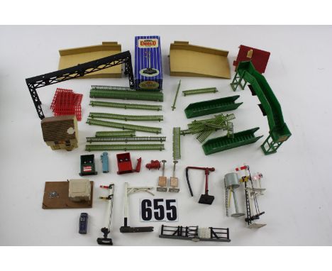 Master Models Crescent Hornby Dublo and others 00 Gauge Lineside Accessories: Master Models green Fencing and low pedestrian 