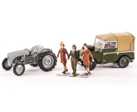 Women's Land Army, in green (3), brown (15), Timber Corps (7), Landrover and Tractor, (Britains), VG, (27) 