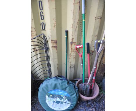 A QUANTITY OF GARDEN TOOLS, a plastic plant pot, a set of three pop up garden sacks and a hanging wire planter (5+)