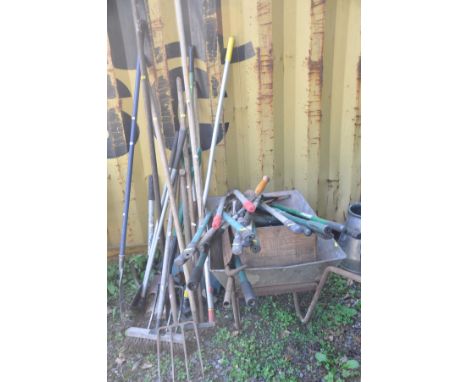 A QUANTITY OF GARDEN TOOLS to include shovels, forks etc and a wheelbarrow (20+)