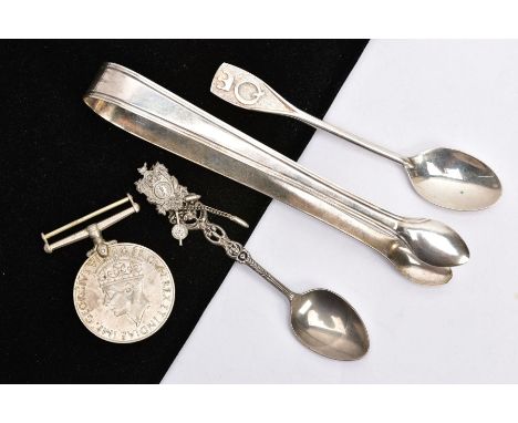 A PAIR OF SILVER SUGAR TONGS, TWO TEASPOONS AND A WWII MEDAL, a pair of Georgian reeded design sugar tongs, hallmarked possib