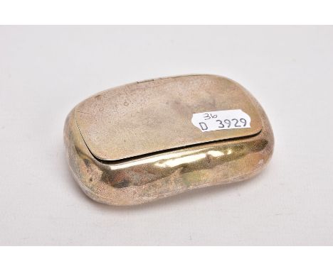 AN EARLY 20TH CENTURY SILVER TABLE SNUFF BOX, of a rounded rectangular form, plain polished design, engraved to the base 'Rob
