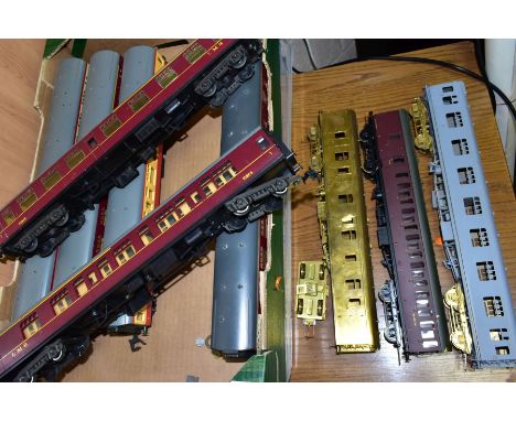 A QUANTITY OF UNBOXED AND ASSORTED 0 GAUGE COACHING STOCK, to include Lima B.R. MK1 coaches in assorted liveries, some have b