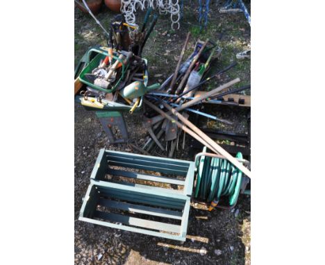 A QUANTITY OF GARDEN TOOLS/HAND TOOLS, including shovels and forks etc, two green rectangular planters, a hose reel etc (20+)