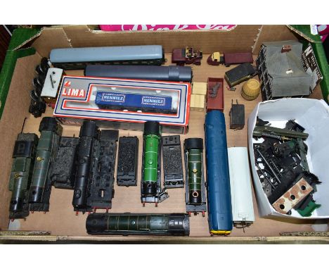 A QUANTITY OF ASSORTED 00 AND HO GAUGE MODEL RAILWAY ITEMS, assorted locomotives to include Hornby, Tri-ang, Airfix and Kit b