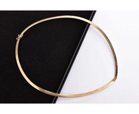 A 9CT GOLD ARTICUALTED CHIAMPESAN COLLAR NECKLACE, flat link articulated collar of a V-shape, fitted with an integrated box c