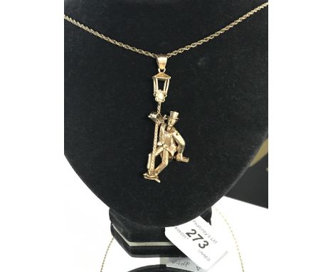 9CT GOLD PENDANT ARTICULATED DRUNKEN MAN HOLDING STREET LAMP, 7 CM LONG, SUSPENDED FROM A 9CT GOLD BELCHER CHAIN. GROSS WEIGH
