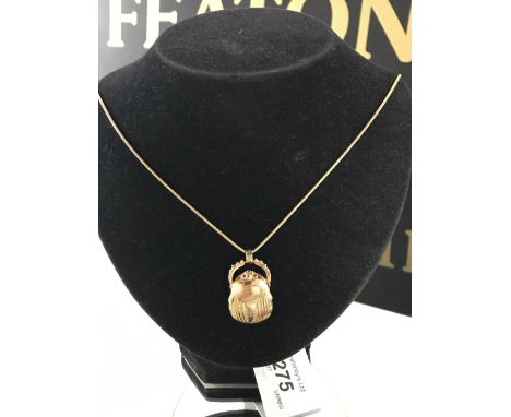18CT GOLD PENDANT EGYPTIAN SCARAB BEETLE SET WITH RUBY EYES, 4CM LONG, SUSPENDED ON AN 18CT GOLD CHAIN. GROSS WEIGHT 25 GRAMS