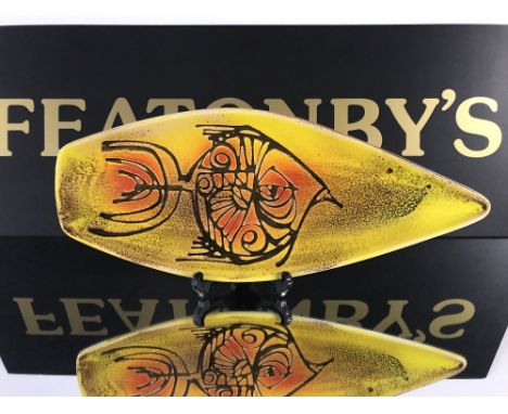 MID CENTURY POOLE POTTERY AEGEAN PATTERN GLAZED POTTERY DISH SHAPE NO.82 DEPICTING A STYLIZED FISH.
