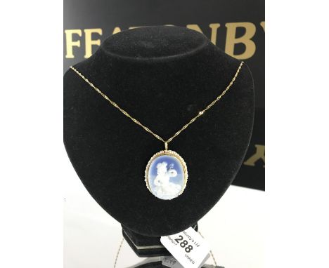 LUIGI DELGATTO ITALIAN OVAL BLUE & WHITE CERAMIC CAMEO PENDANT/BROOCH IN AN 18CT GOLD MOUNT SET WITH SEED PEARLS AROUND THE O