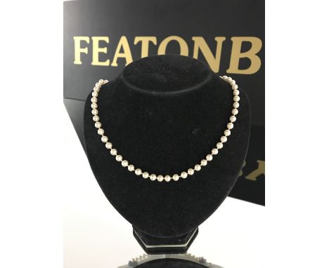 VINTAGE SET OF PEARLS WITH STERLING SILVER CLASP.