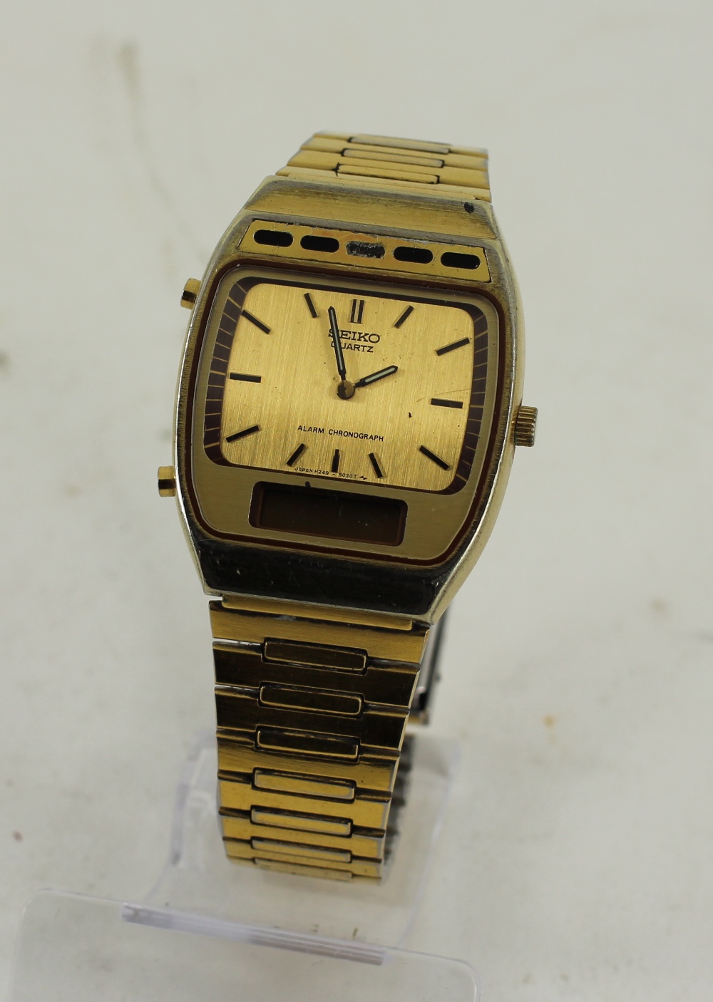 Gold coloured vintage Seiko H249-5030. Analog and digital display ...