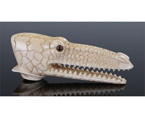 Edwardian ivory crocodile head walking stick handle, the long mouth with scaled skin, glass eyes, 12.5cm long